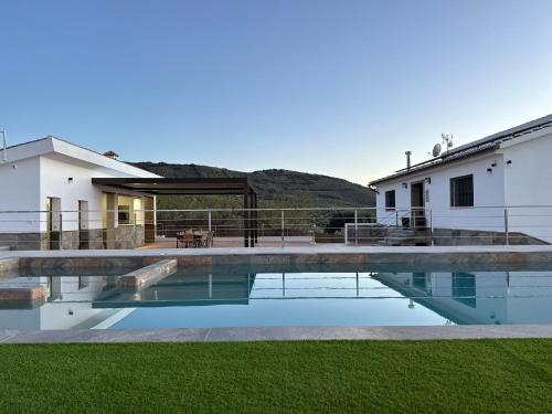 une maison avec une piscine à côté d'un bâtiment dans l'établissement La Villa de Alba - Casa Rural en Montefrío, à Montefrío
