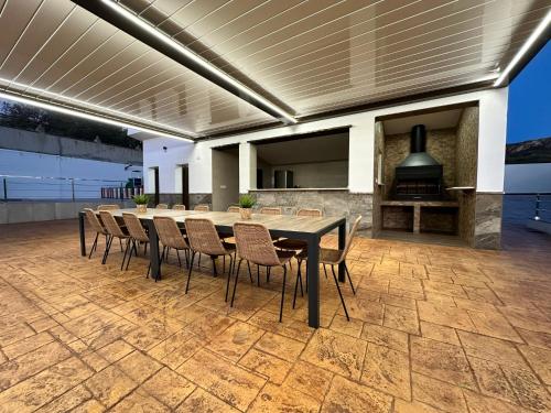 - une salle à manger avec une table et des chaises dans l'établissement La Villa de Alba - Casa Rural en Montefrío, à Montefrío