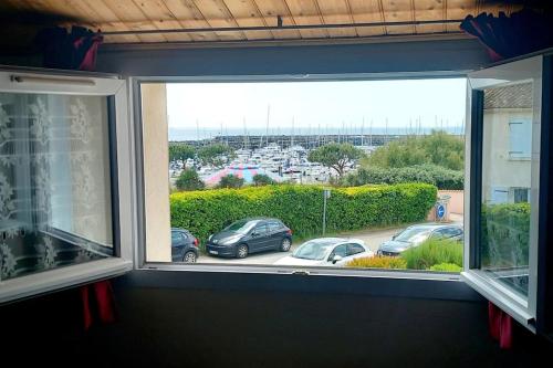 une fenêtre avec vue sur un parking dans l'établissement 