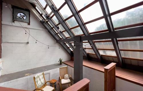ein Dachfenster in einem Zimmer mit einem Tisch und Stühlen in der Unterkunft Cozy Home near Downtown - Close to Nulu - Sleeps 6 in Louisville