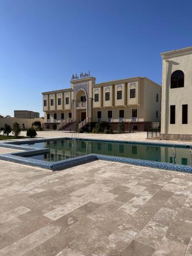uma piscina em frente a um edifício em Ark Hotel em Bukhara