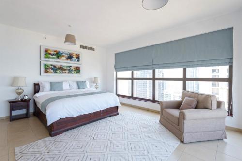 Postel nebo postele na pokoji v ubytování Stunning Marina & Sea View 4 Bedroom Apartment, Murjan 6 Jumeriah Beach