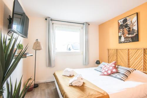 une petite chambre avec un lit et une fenêtre dans l'établissement Tram - L'Absolu, à Strasbourg