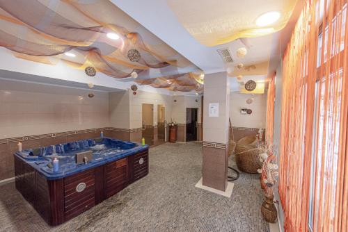 La salle de bains spacieuse est pourvue d'un grand lavabo bleu. dans l'établissement MPM Family Hotel Merryan, à Pamporovo