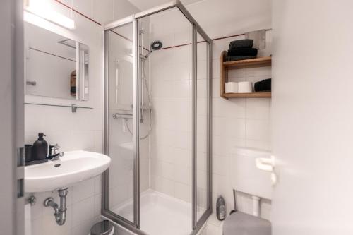 W łazience znajduje się prysznic i umywalka. w obiekcie Zentrale ruhige Wohnung mit Parkplatz w mieście Paderborn