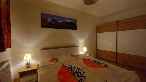 Posteľ alebo postele v izbe v ubytovaní Priestranný apartmán 64 m2 v malebnom penzione Pavčina Lehota pri svahu
