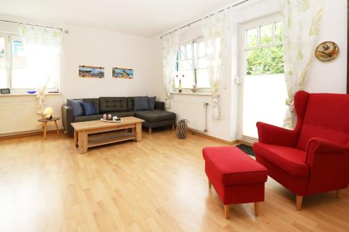 特拉森海德Ferienhaushälfte Hubertus的客厅里有一张沙发和一张桌子。