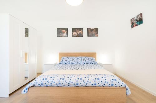 a bedroom with a bed with blue and white sheets at Funzionale e riservato in Venice