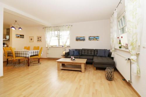 特拉森海德Ferienhaushälfte Hubertus的客厅里有一张沙发和一张桌子。
