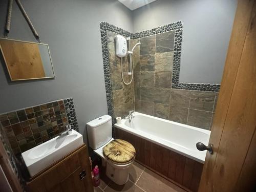 uma casa de banho com um WC, uma banheira e um lavatório. em Cozy flat near Bedfords Park em Havering atte Bower