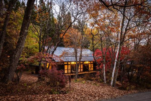 ein Haus mitten im Wald in der Unterkunft Villa Iizuna Plateau -飯綱高原の山荘- in Nagano