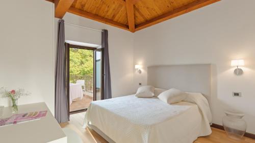 ポンテコルヴォにあるTENUTA ESDRA 20, Emma Villasの白いベッドと大きな窓のある寝室