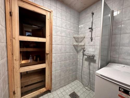 bagno con doccia e porta in vetro di Levin keskusta, Kätkäläinen D2 a Levi