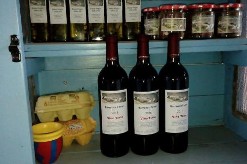 trois bouteilles de vin assises sur une étagère dans l'établissement The Tack Room (Former Stables), à Rubite