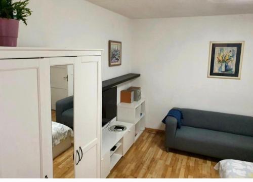 salon z kanapą i lustrem w obiekcie cozy apartment w Splicie