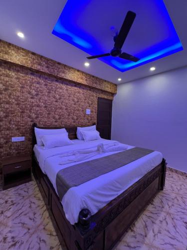 a bedroom with a bed with a ceiling fan at Casa sportsman Appament in Calangute