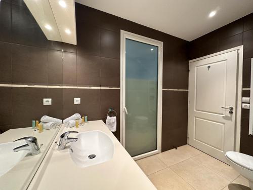 une salle de bain avec un lavabo, des toilettes et une douche dans l'établissement C028-Nice apartment with terrace - close to the beach, à Cannes