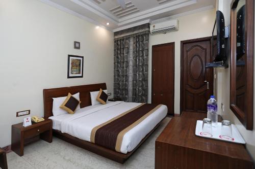 Кровать или кровати в номере OYO Hotel Sun City