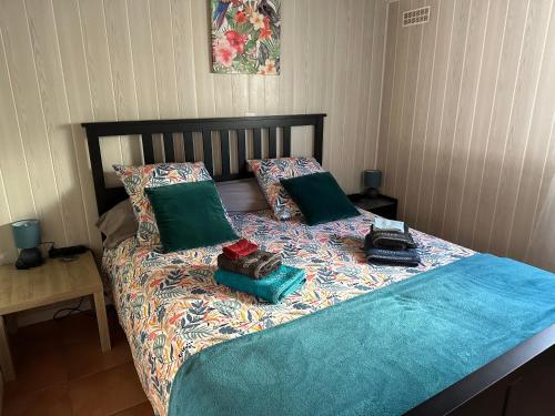 - un lit avec une couette et des oreillers bleus dans l'établissement La DAURADELLE, à Port-Saint-Louis-du-Rhône