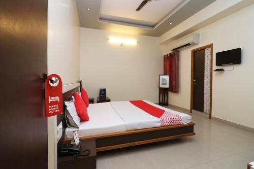 a hotel room with a bed and a tv at OYO 16646 Hotel Jyoti in Bikaner