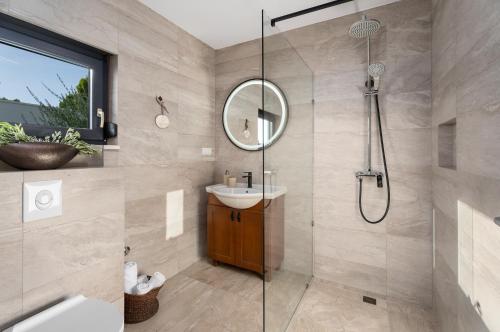 A bathroom at Villa Allegra with 32msq heated pool, 300m far from sandy beaches, open sea view