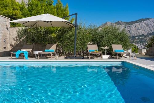 Villa Allegra with 32msq heated pool, 300m far from sandy beaches, open sea view