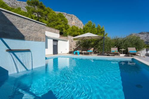 Villa Allegra with 32msq heated pool, 300m far from sandy beaches, open sea view