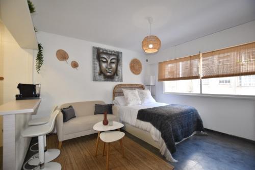 1 dormitorio con 1 cama y 1 sofá en Le Studio. Único, acogedor y en el centro de Vigo., en Vigo