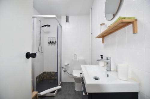 A bathroom at Le Studio. Único, acogedor y en el centro de Vigo.