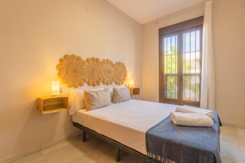 um quarto com uma cama grande e uma janela em APARTAMENTOS LOS ABUELOS - Cordoba em Córdoba