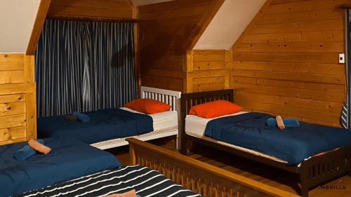 Postel nebo postele na pokoji v ubytování Khaoyai Loghome Perfect for family