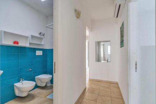 ein Bad mit einem WC und einem Waschbecken in der Unterkunft Villa Dei Lidi - HomeSalento com in Torre San Giovanni Ugento