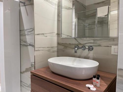 y baño con lavabo blanco y ducha. en IMHOME - Dante en Milán