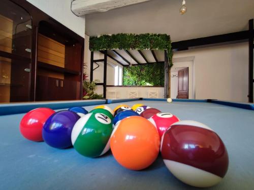un grupo de bolas en una mesa de billar en Villa Loha Maison de vacances, en Saint-Gaudens