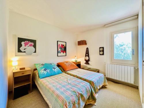 um quarto com 2 camas e uma janela em Atrium Costabravasi em Santa Cristina d'Aro