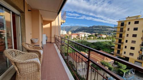 balcón con sillas y vistas a la ciudad en Olimpia, en Arma di Taggia