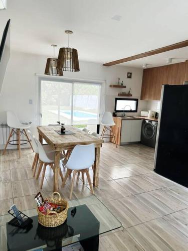 a kitchen and living room with a table and chairs at Casa impecable con Pileta, Garage in Azul
