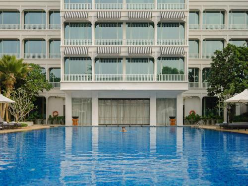 新加坡The Robertson House by The Crest Collection的建筑物前的一个大型游泳池