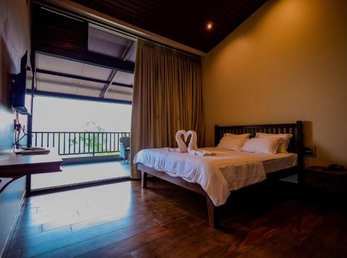 Кровать или кровати в номере The Odyssey Coorg