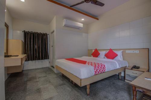 Voodi või voodid majutusasutuse OYO Mayur's Residency Near Malkpet toas