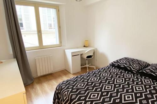une chambre avec un lit, une fenêtre et un bureau dans l'établissement T5 spacieux et chaleureux avec parking privatif, à Orléans