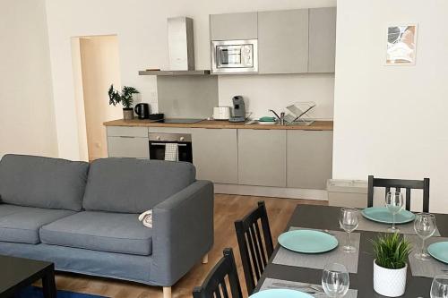 un salon avec un canapé et une table avec des chaises dans l'établissement T5 spacieux et chaleureux avec parking privatif, à Orléans