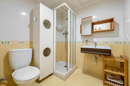 a bathroom with a toilet and a shower and a sink at Panorámica Golf Resort in Sant Jordi