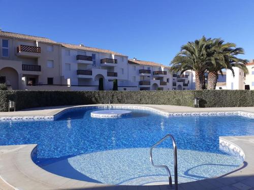 une grande piscine devant un immeuble dans l'établissement Appartement T2 mezzanine avec piscine., à Saint-Cyprien