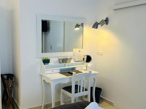 uma casa de banho com uma secretária branca e um espelho. em Gianna’s apartment central Aigio Cozy and Shining em Aigio