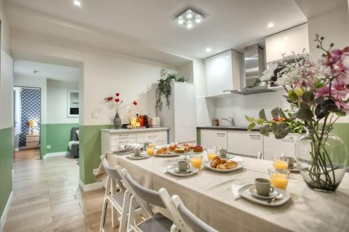 une cuisine avec une table avec de la nourriture dessus dans l'établissement Amazing Apart New Bastille 3 Bedrooms 2 Bathrooms, à Paris