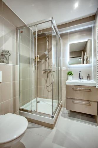 une salle de bain avec une douche, des toilettes et un lavabo dans l'établissement Amazing Apart New Bastille 3 Bedrooms 2 Bathrooms, à Paris
