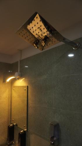 una luz colgando del techo en un baño en Hotel MTown, en Port Blair