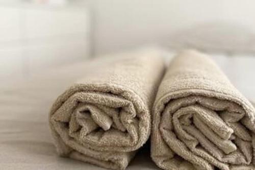 ein Handtuch, das auf dem Boden liegt in der Unterkunft Bel appartement neuf et facile d'accès in Orléans