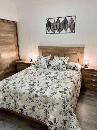 um quarto com uma cama com um edredão em Sa Palometa em Tossa de Mar